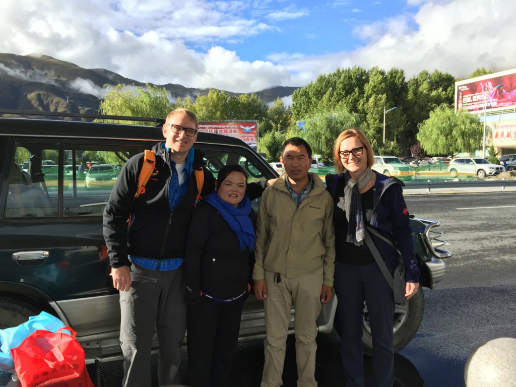 Unsere beiden Gäste mit unserer tibetischen Reiseleiterin und dem Fahrer