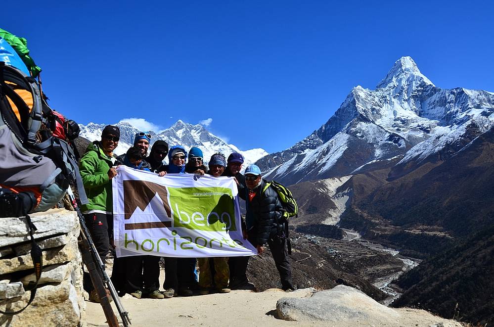 berghorizonte Team mit Mt. Everest, Lhotse und Ama Dablam